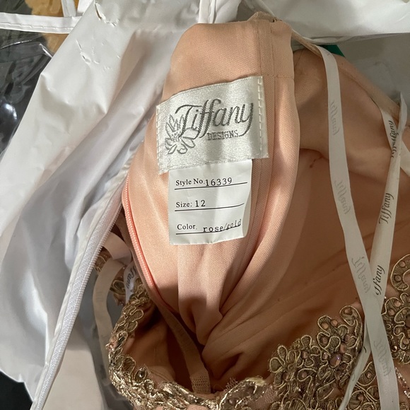 Gown with train daughter use train as cape - Picture 3 of 3